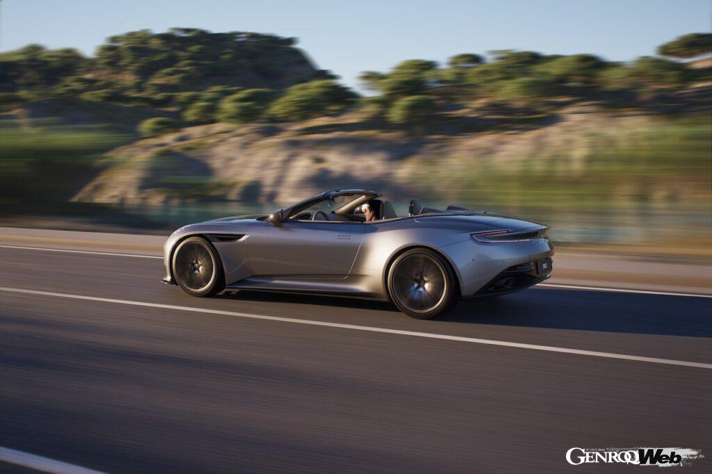 アストンマーティン DB12 ヴォランテの走行シーン。