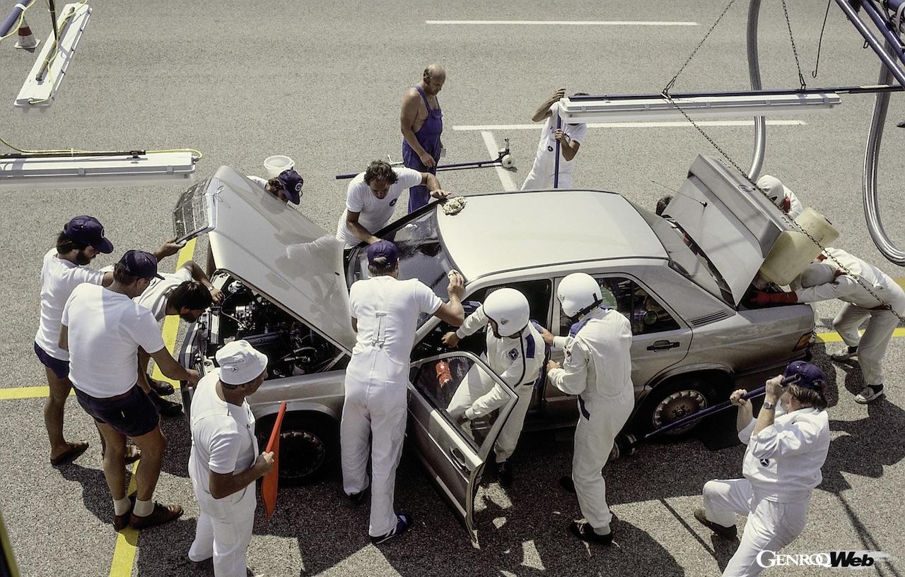 イタリア・ナルドで連続走行記録更新に挑んだ、「メルセデス・ベンツ190 E 2.3-16」レコードカー。