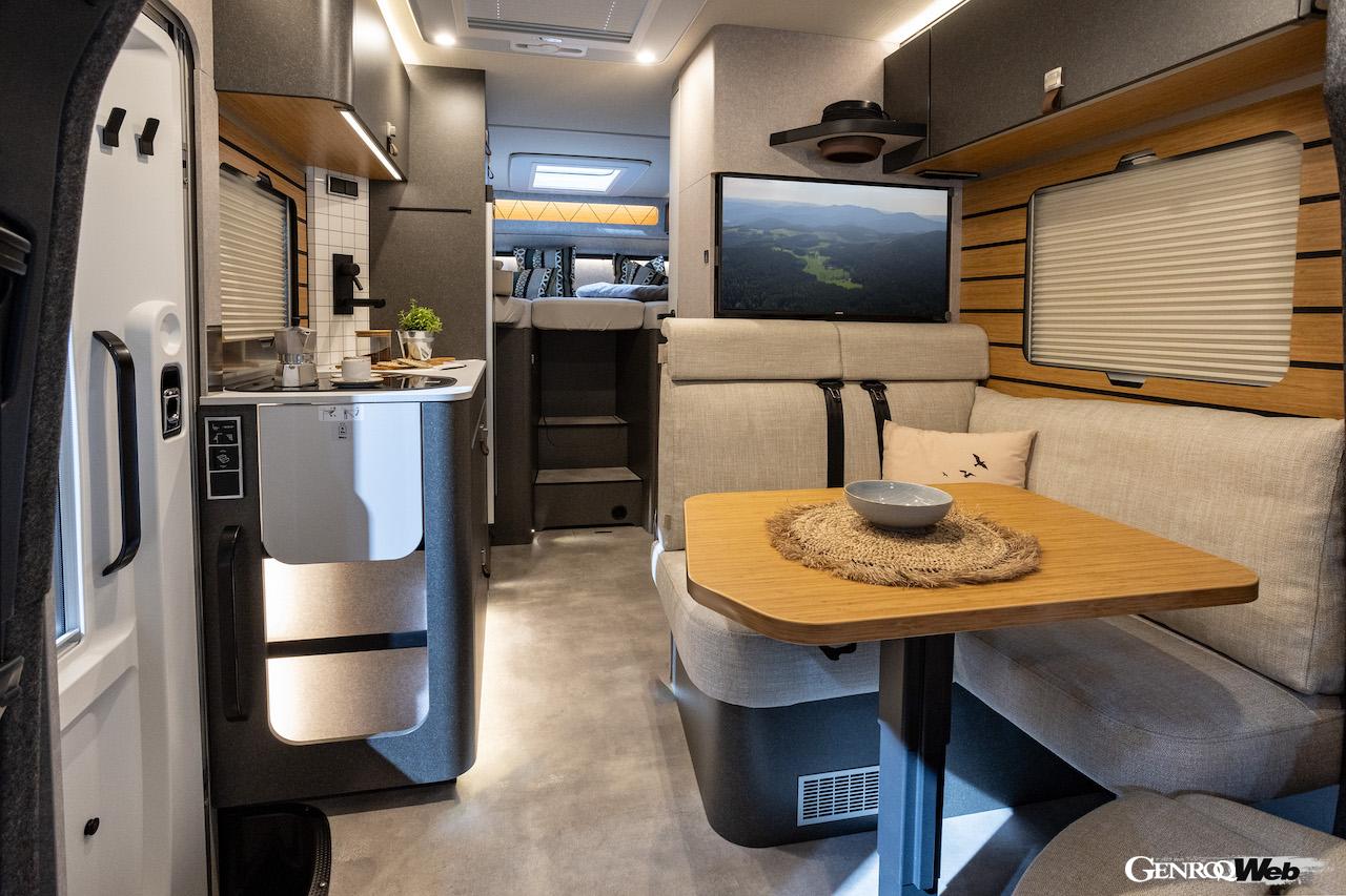 キャラバン・サロン・デュッセルドルフには、様々なサードパーティが開発した、メルセデス・ベンツ スプリンター・ベースの大型キャンパーも展示されている。