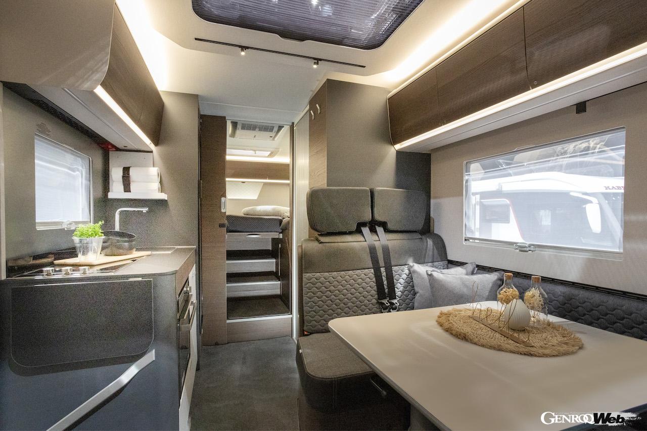 キャラバン・サロン・デュッセルドルフには、様々なサードパーティが開発した、メルセデス・ベンツ スプリンター・ベースの大型キャンパーも展示されている。