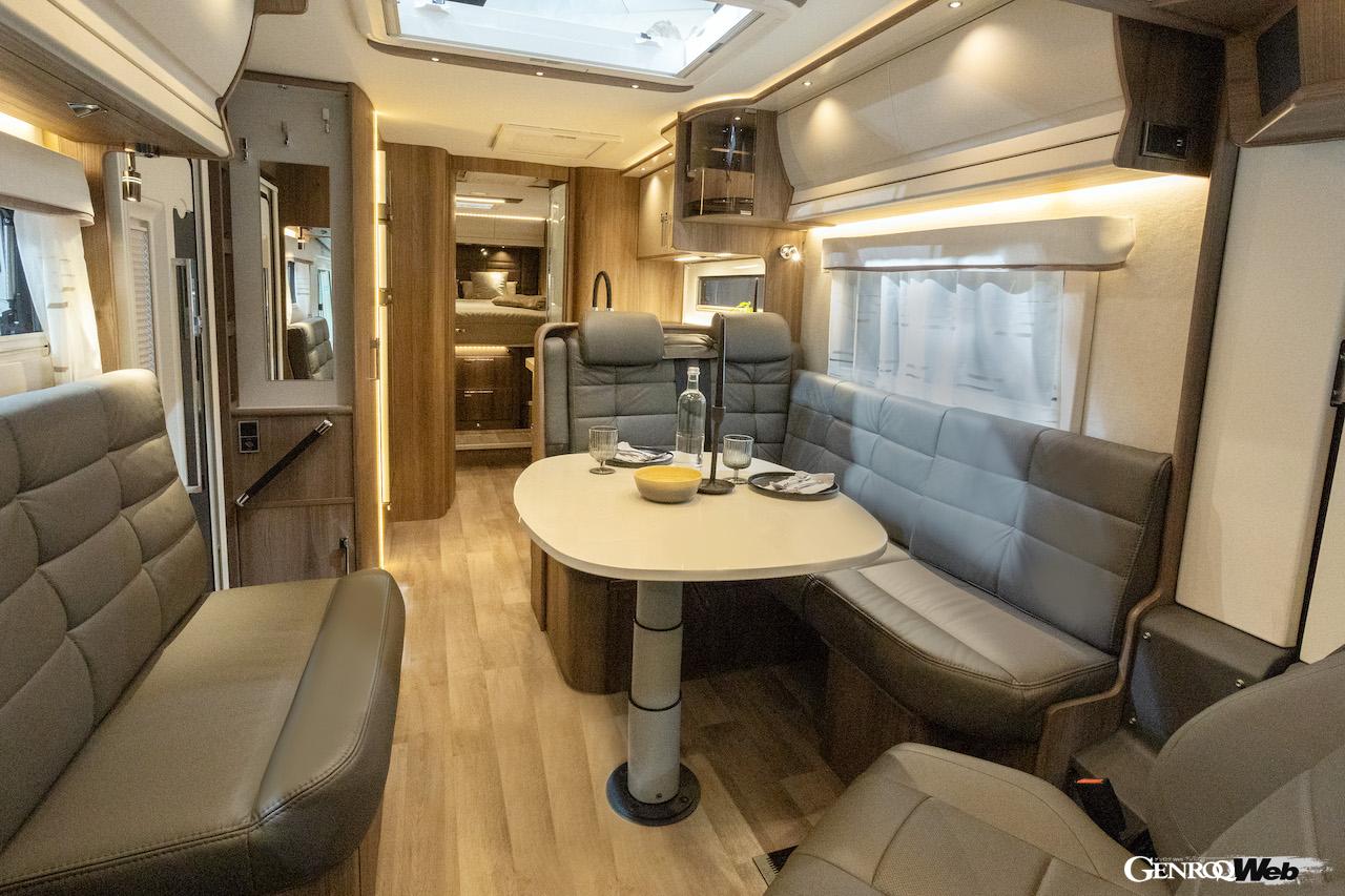 キャラバン・サロン・デュッセルドルフには、様々なサードパーティが開発した、メルセデス・ベンツ スプリンター・ベースの大型キャンパーも展示されている。