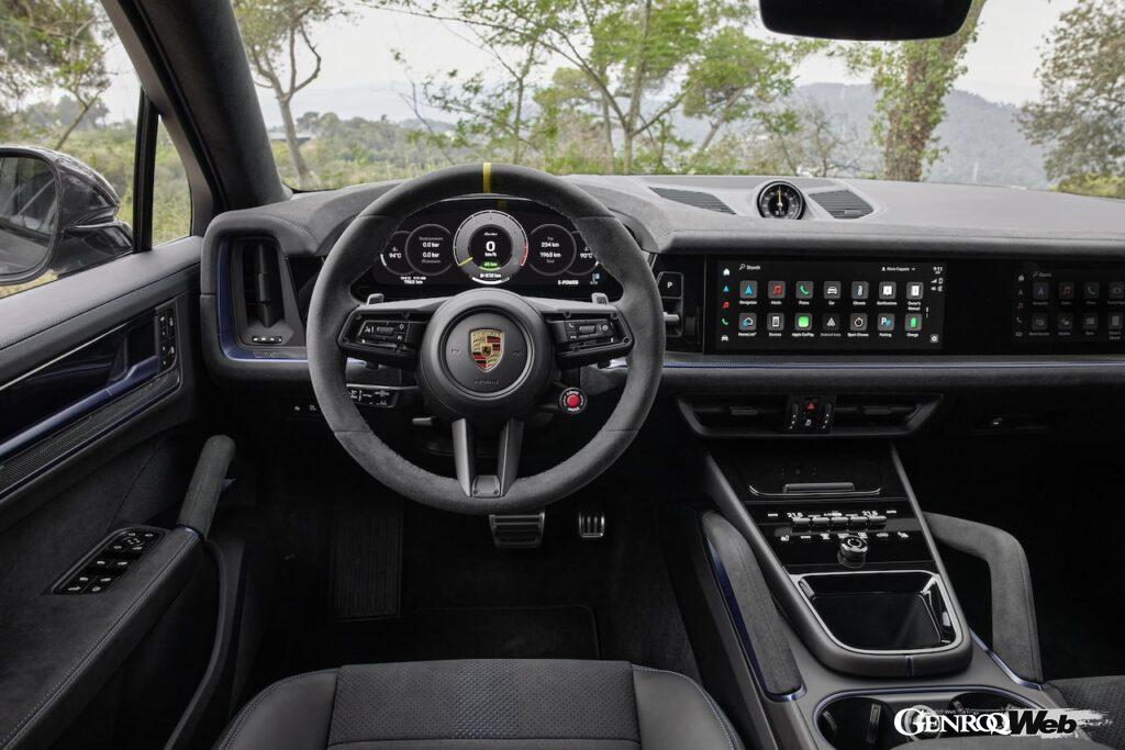 ハイパフォーマンス仕様の「ポルシェ カイエン ターボ E-ハイブリッド」のインテリア。