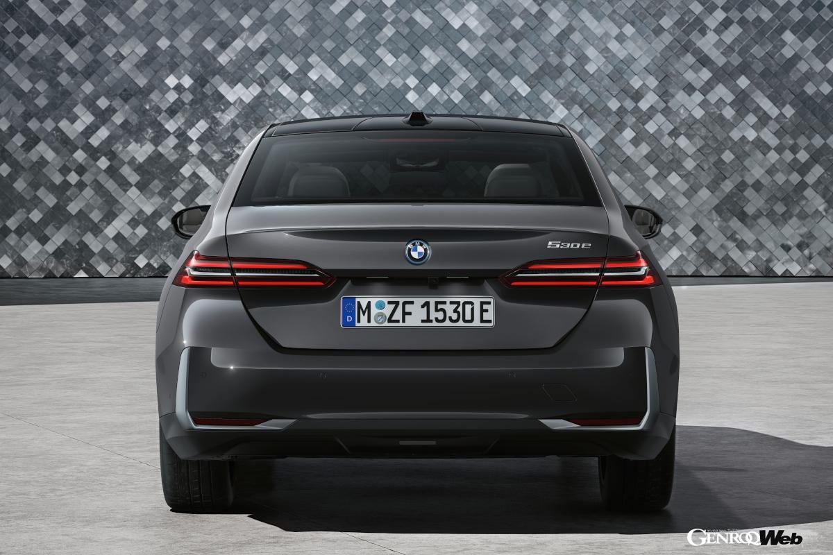 523iとi5の価格差は164万円でi5が高い。電動車ということと、5”23”iとeDrive”40”という数字からも車格の違いがわかる。