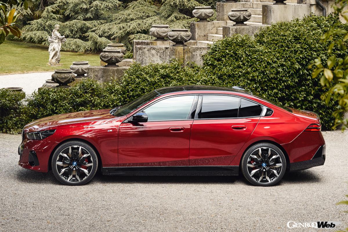 「523i」と「i5」でサイズが異なるタイヤ＆ホイール。523iが20インチであるのに対して、i5は21インチを装着。