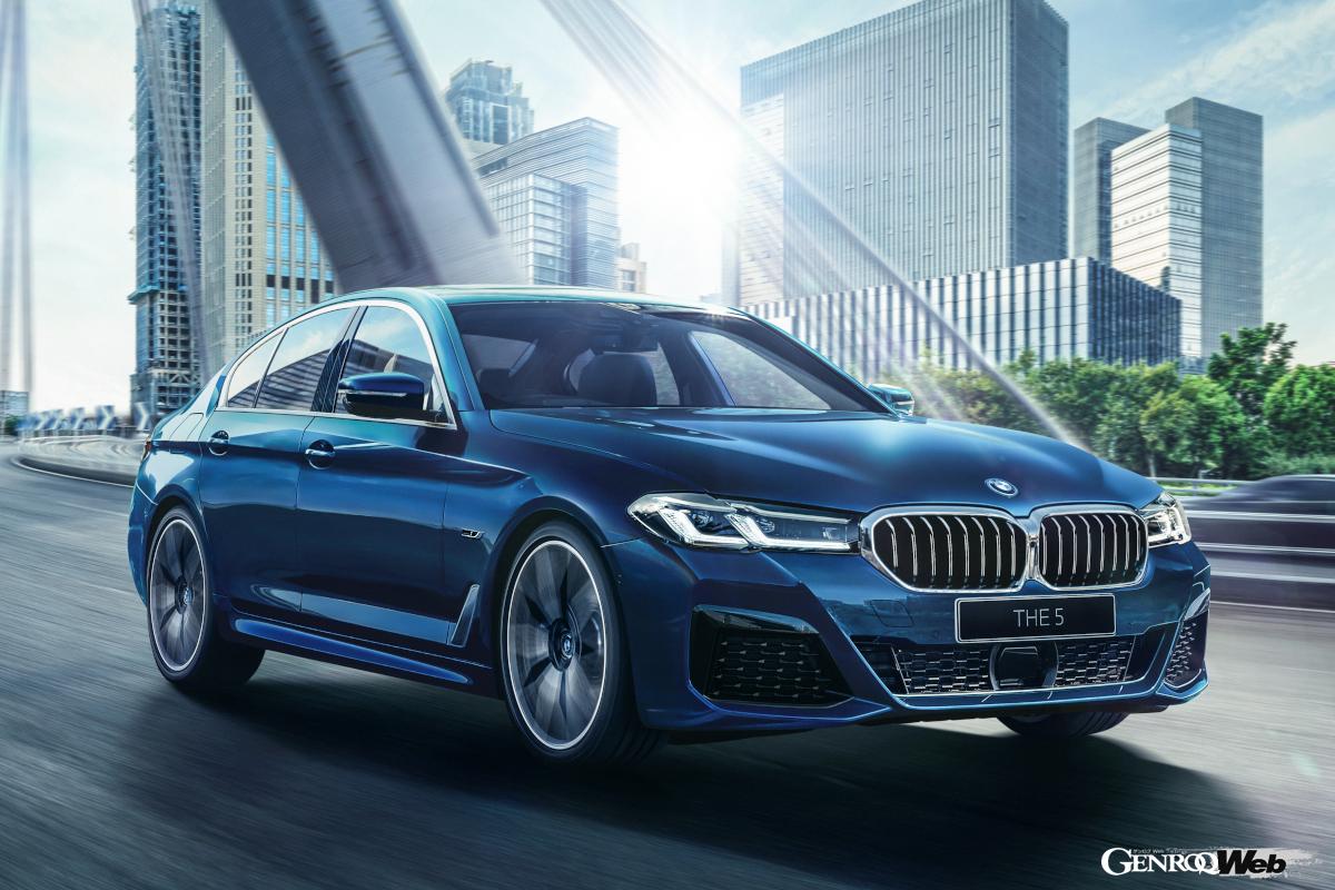 ライバルと比べて大きかった5シリーズだが、新型8代目は先代7代目と比べ、全長＋85mm、全幅＋30mm、全高＋35mmとさらに大型化が進んだ。