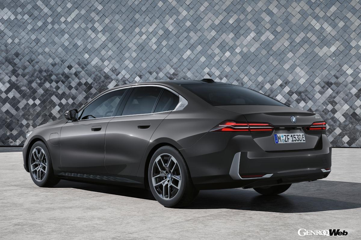 ライバルと比べて大きかった5シリーズだが、新型8代目は先代7代目と比べ、全長＋85mm、全幅＋30mm、全高＋35mmとさらに大型化が進んだ。