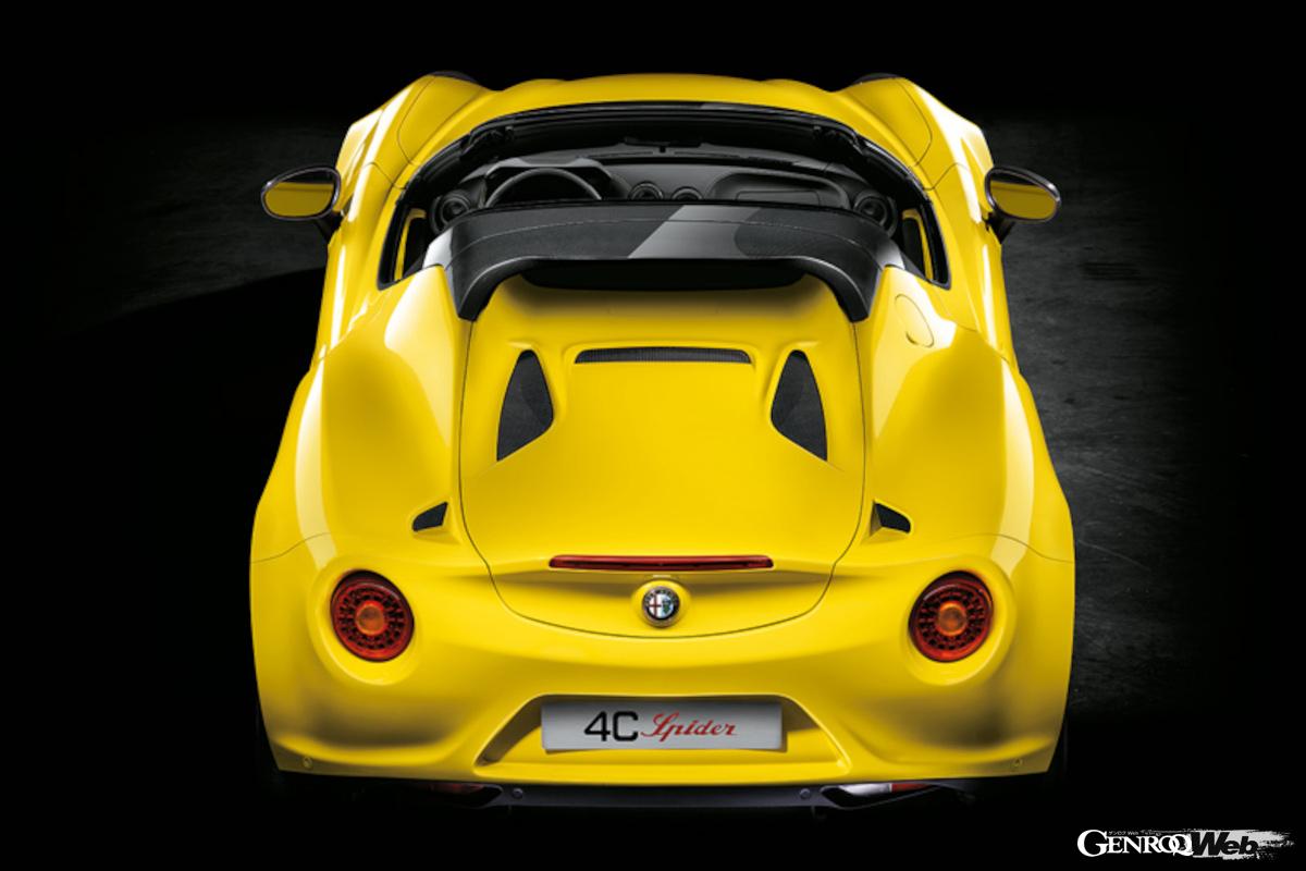 ロール式ソフトトップは当然脱着に手間がかかるがそれもまた魅力。同じく魅力的なサウンドを奏でる1744cc直4ターボエンジン。