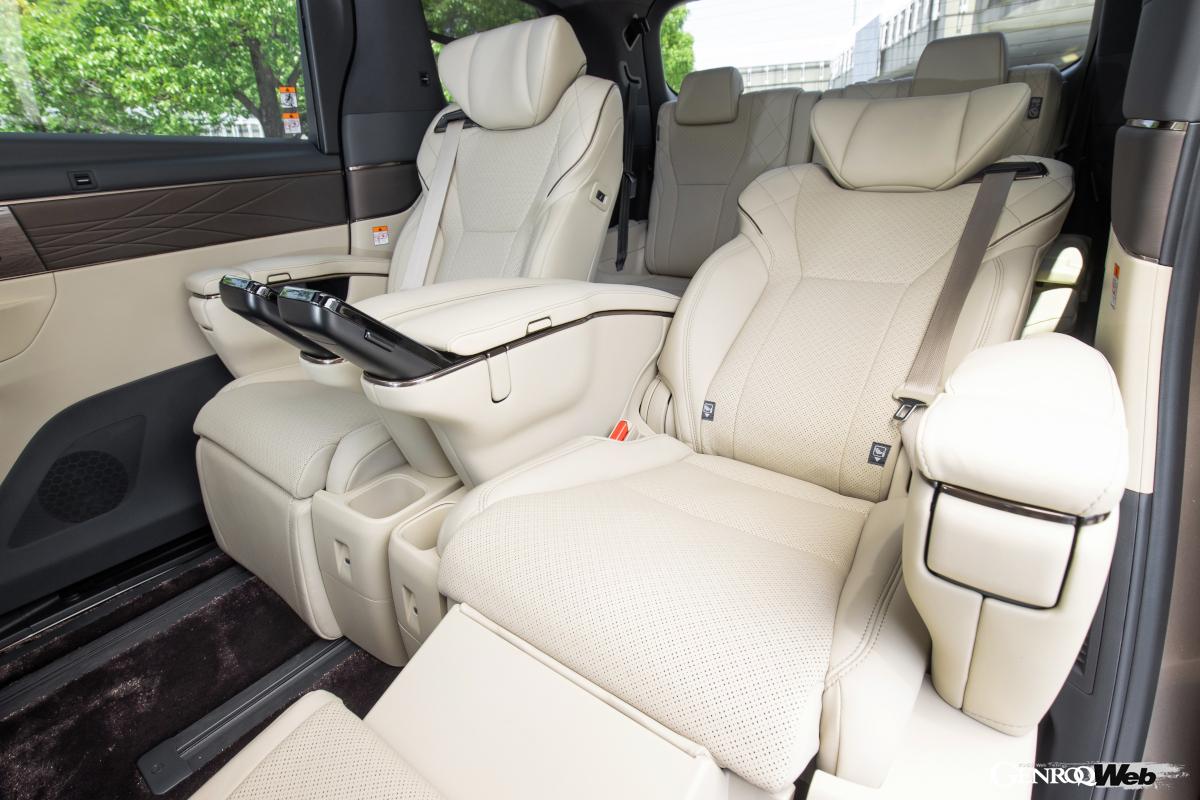 これがExcutive Loungeのセカンドシートだ。リクライニングを倒しても肩をはらずに肘を置きやすい弓なり形状のアームレストを採用するなど凝りに凝ったシートとなっている。