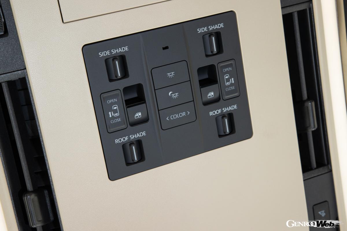 機能スイッチと収納を天井に集約した「スーパーロングオーバーヘッドコンソール」は新型アルファード/ヴェルファイアを語る上で外せない装備だろう。読書灯スイッチから後席用パワーサイドサンシェード、パワースライドドアなどあらゆる操作がセカンドシートから行える。電動で好みの位置に止められる後席用パワーサイドサンシェードは非常に便利な装備である。