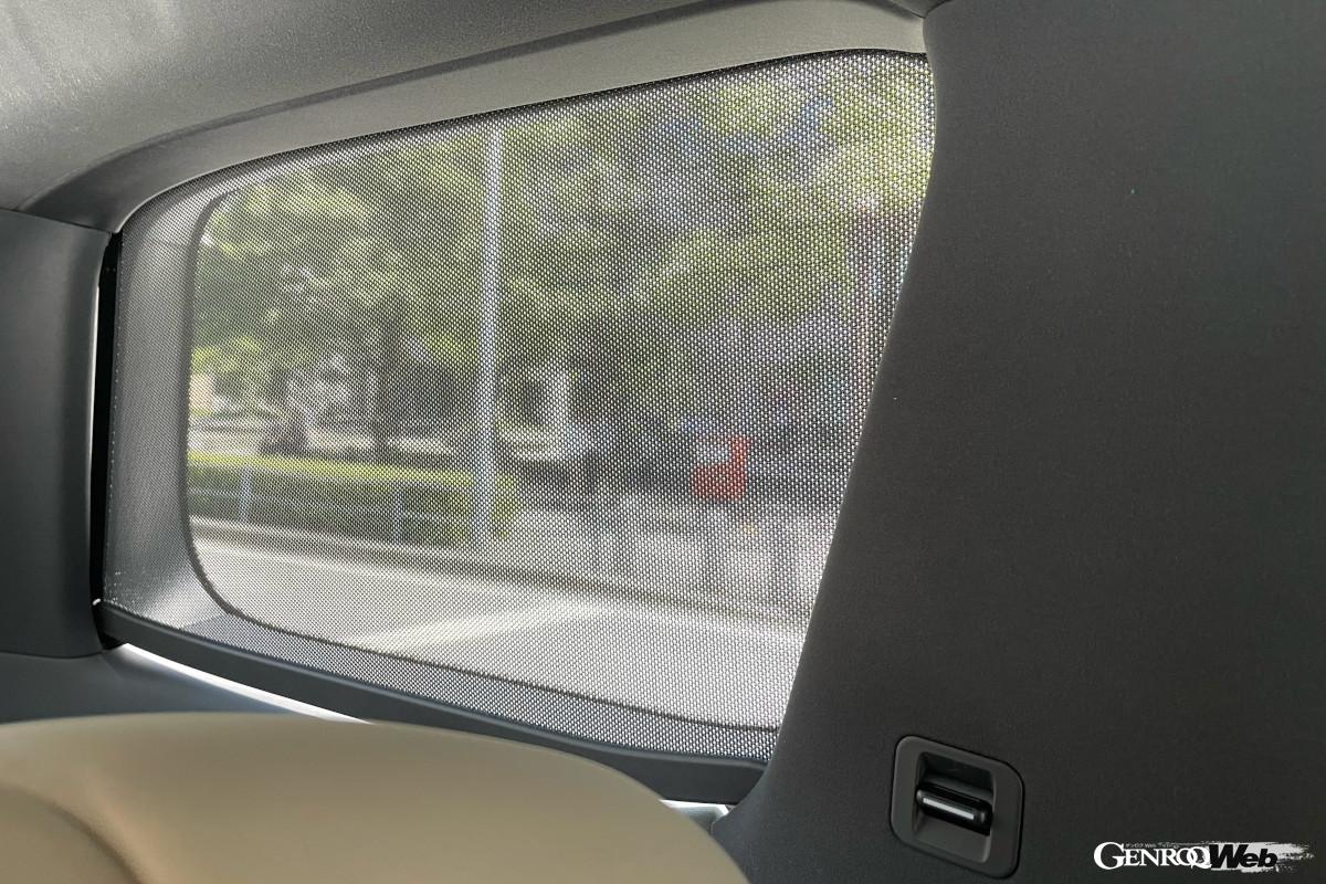 空調ダクトを中央に通したことで可能となった下降式サンシェード。陽射しだけを遮って景色を見たいと言う時にも便利。3列目席にも装備され、個別のスイッチもあります。