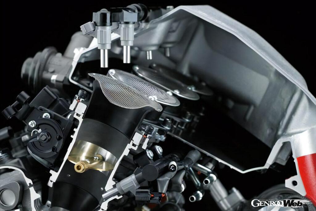 走行風によるラム圧とスーパーチャージャーで加圧された空気が導かれる、容量6Lのインテークチャンバー。一般的な樹脂製ではなくアルミ製とすることで2気圧の加圧にも変形しない。また放熱性が向上するので吸気温度も低減する。