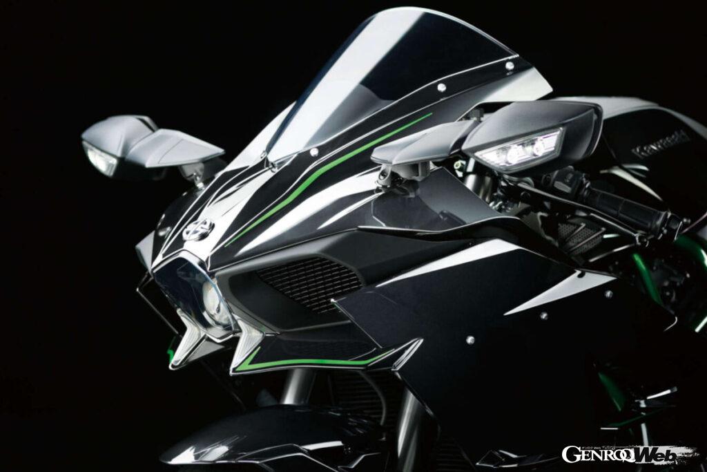 ニンジャH2のアッパーカウル。中央のヘッドランプの上に輝く川の字をデザインした「リバーマーク」は川崎重工の特別な製品であることの証。ミラーステーの翼断面形状もよく分かる。
