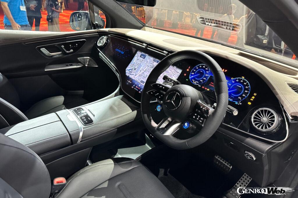 メルセデスAMG EQE 53 SUVのコクピットには、コックピットディスプレイ、有機EL メディアディスプレイ、助手席用有機ELフロントディスプレイを1枚のガラスで覆った「MBUXハイパースクリーン」が標準装備される。