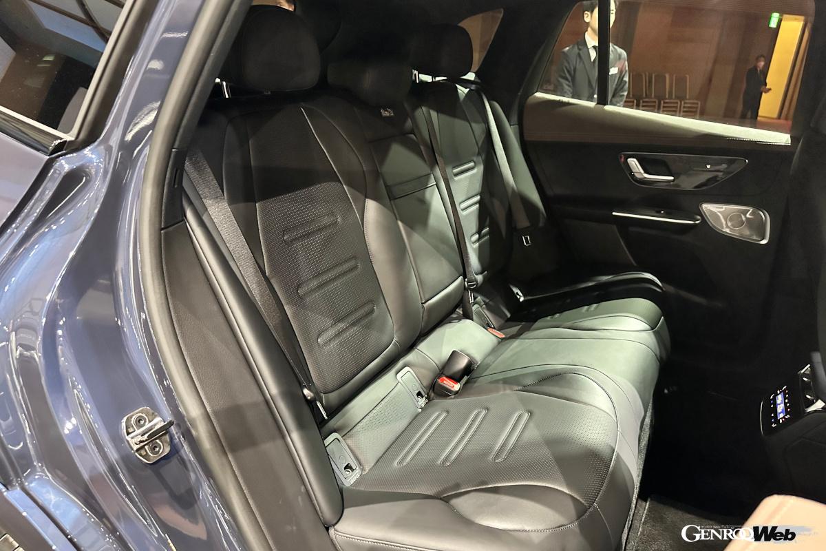 インテリアの素材には、リサイクル材や再生可能原材料など、サスティナブルなマテリアルを積極的に導入。ルーフライナーとピラートリム表面の素材は、40％リサイクルペットボトルフレークが採用されている。