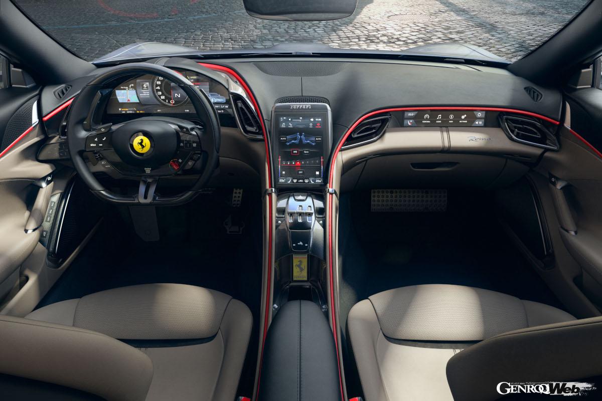 センターコンソールによって完全に二分されたキャビンは、これまでのフェラーリ同様にドライバーの機能性を重視したデザインだ。2023年に「365GTB/4」（デイトナ・スパイダー）以来のソフトトップを採用したFRスパイダーが追加設定された。