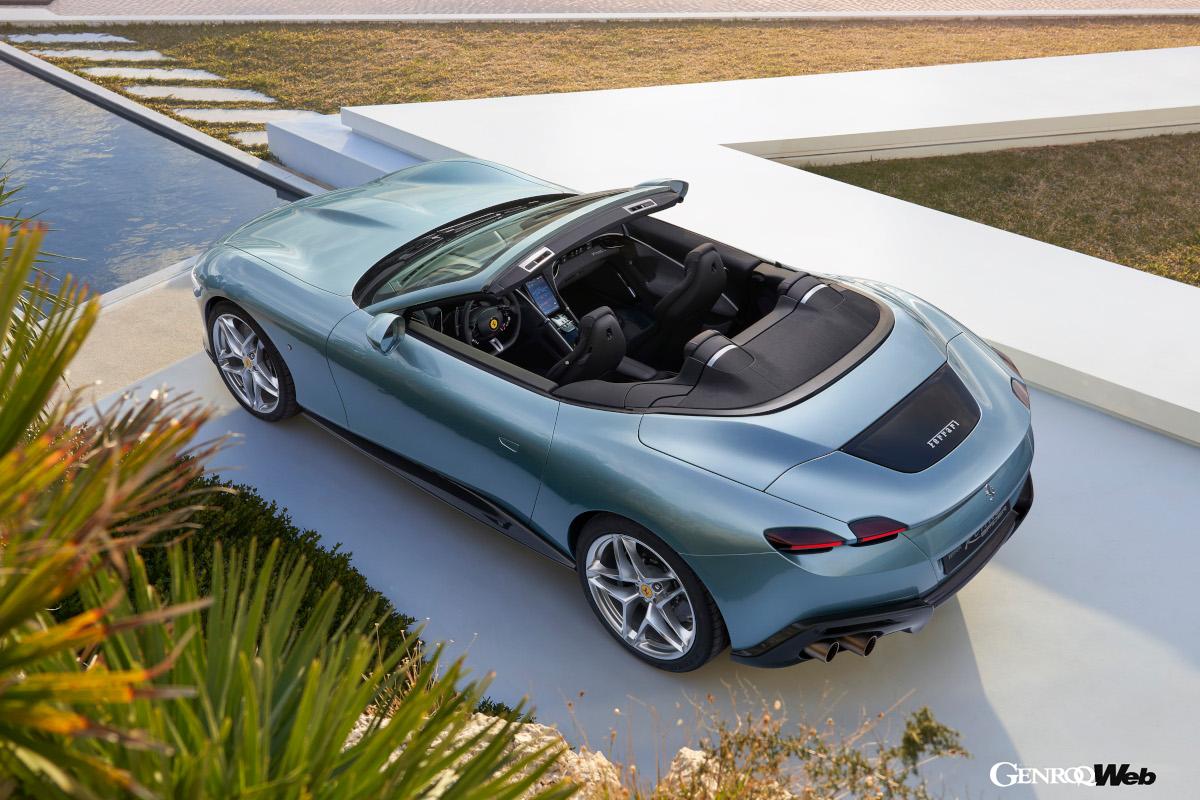 センターコンソールによって完全に二分されたキャビンは、これまでのフェラーリ同様にドライバーの機能性を重視したデザインだ。2023年に「365GTB/4」（デイトナ・スパイダー）以来のソフトトップを採用したFRスパイダーが追加設定された。