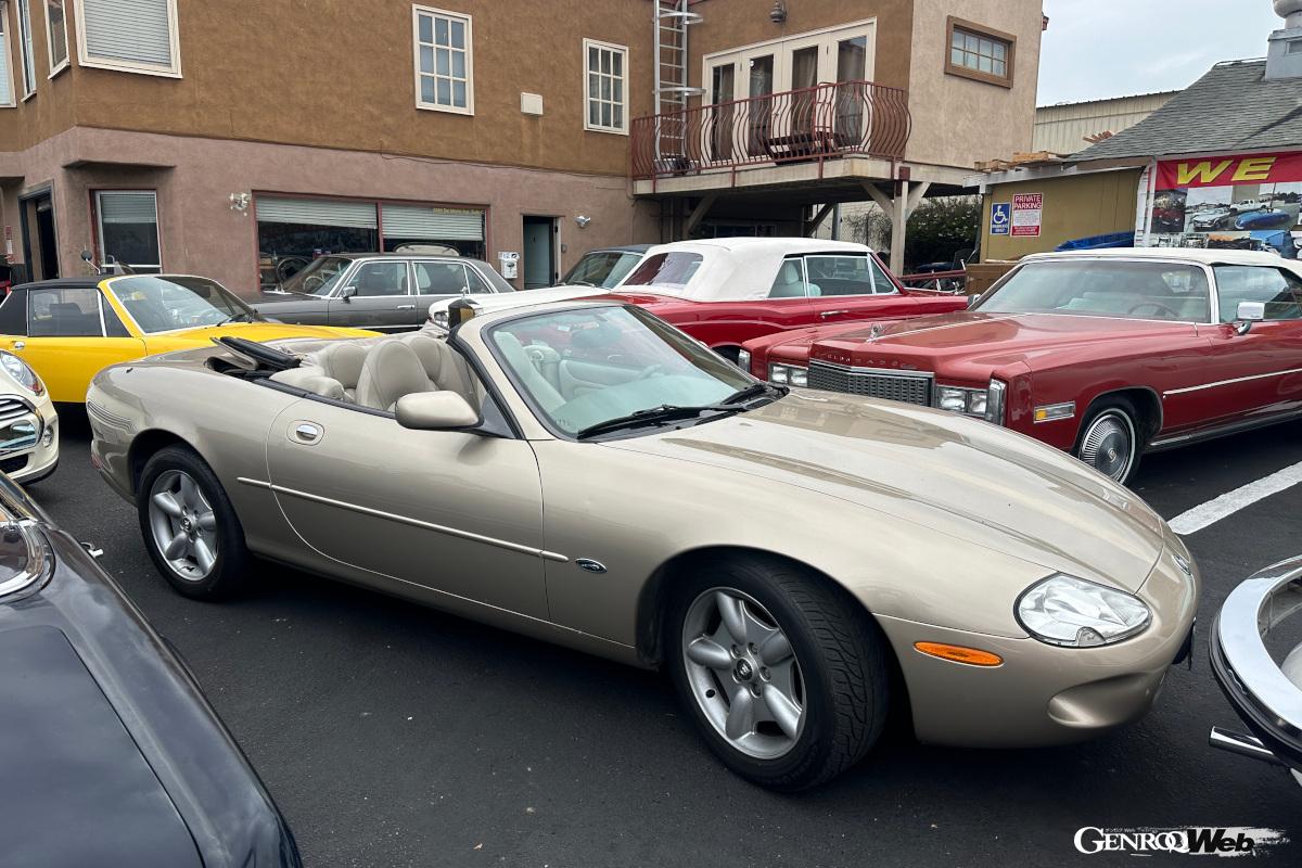 低く長くナローなクーペ＆カブリオレスタイルで現代車にはないたたずまいのジャガーXK。