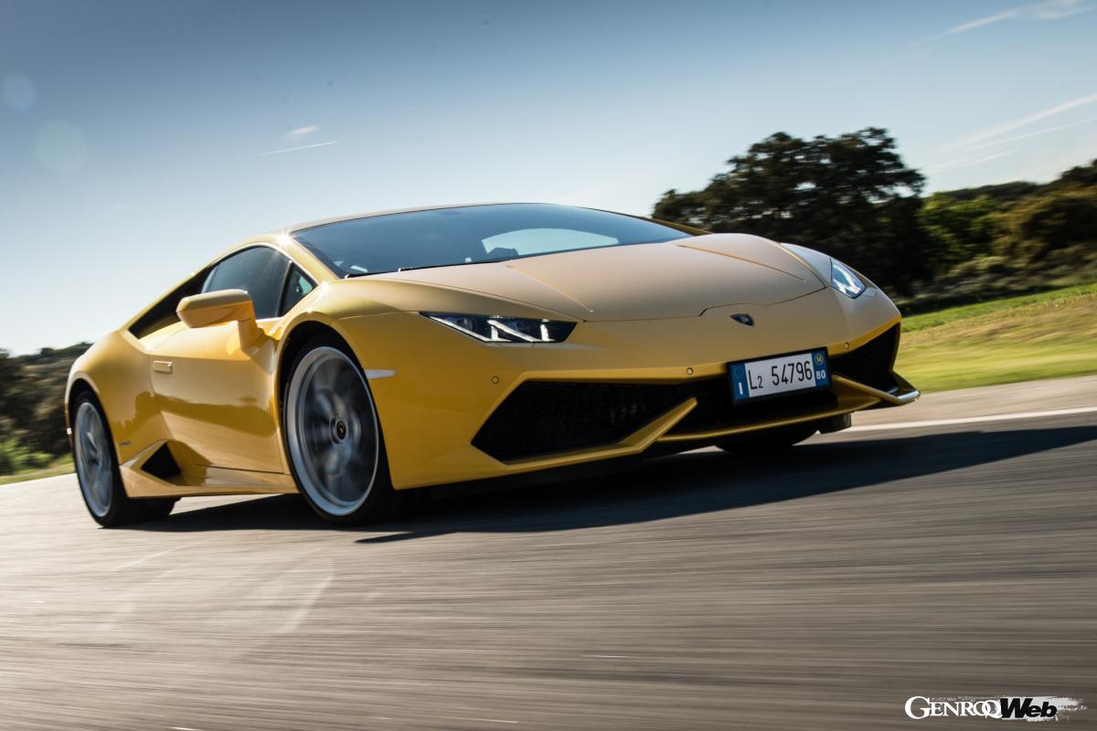 ウラカンは5.2リッターV型10気筒直噴エンジンに7速DCTを組み合わせたAWDスーパースポーツだ。非常にストイックなインテリアデザインが特徴的。