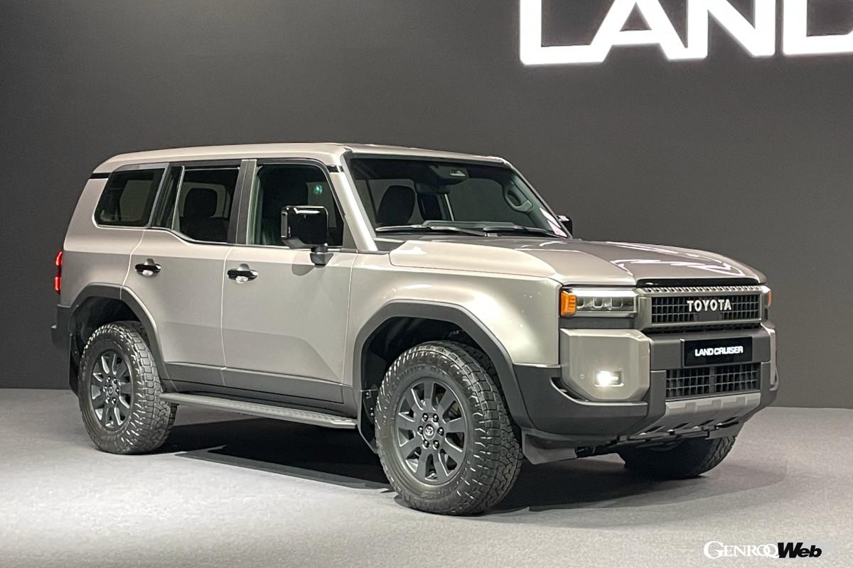 キックアップしたサイドウインドウのラインが特徴。各目ライトはモダンな印象です。