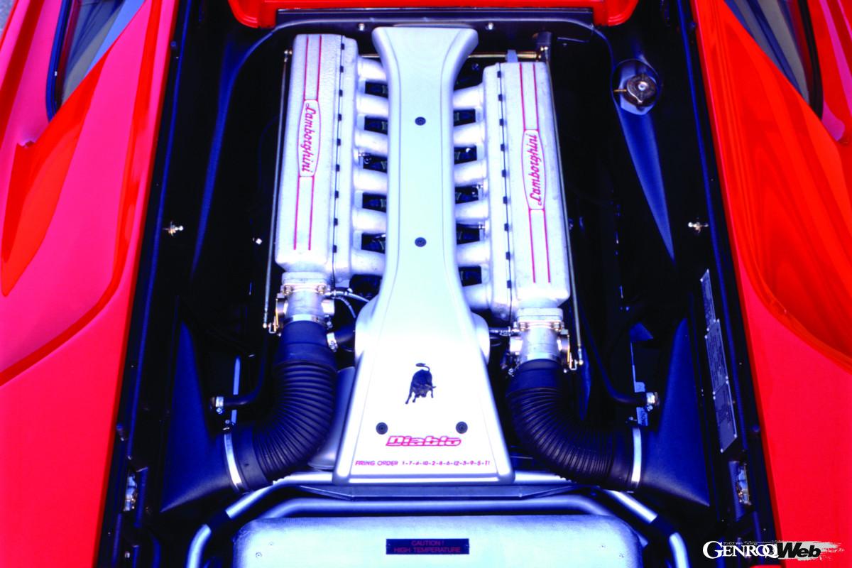 カウンタックと同じくトランスミッションはV12の前に配置。最高速度325km/h、0→100km/h加速は4.5秒とされていた。