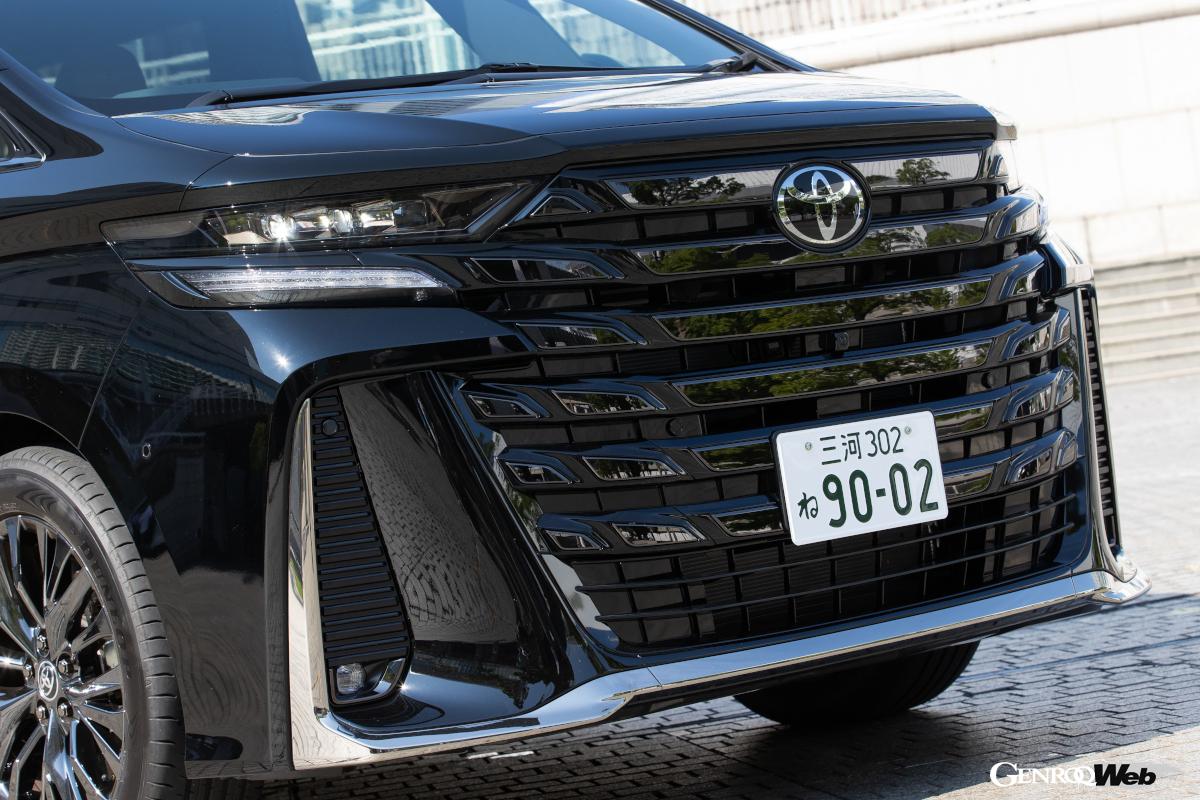 黒色の漆黒メッキを基調とした金属加飾により「Z Premier」はモダンかつスポーティに見える。