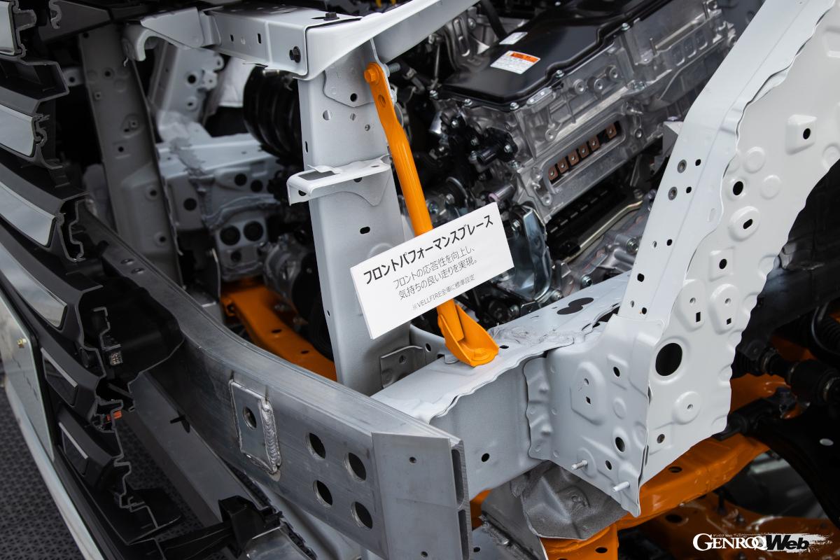 ヴェルファイアならではのスポーティな走りの源泉となっているのが専用パーツの「フロントパフォーマンスブレース」だ。279PS/430Nmを発生する2.4リッター直4ターボはアルファードには設定されない。ヴェルファイアのスポーツグレード「Z Premier」は19インチタイヤ(ダンロップ・スポーツマックス)を装着する。足まわりもヴェルファイア専用チューンとなっている。