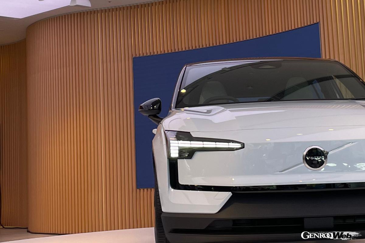 ボルボらしいトールハンマーヘッドライトが特徴。インテリアはボルボらしいスカンジナビア・テイスト溢れるデザイン。