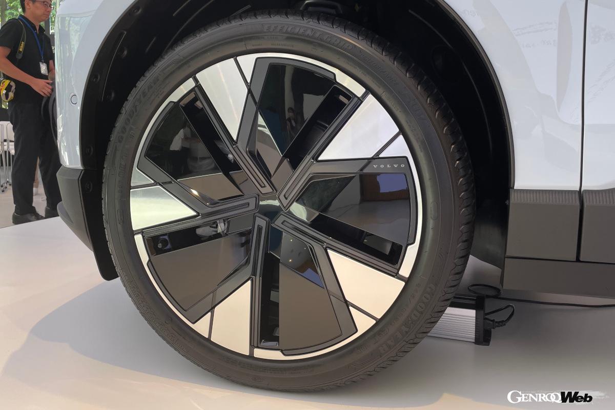 室内は工夫を凝らした収納も多数確保。従来当然のようにあった、ドアのスピーカー配置を変えて大容量の収納に替えるなど、これまでにない試みが随所に見られる。