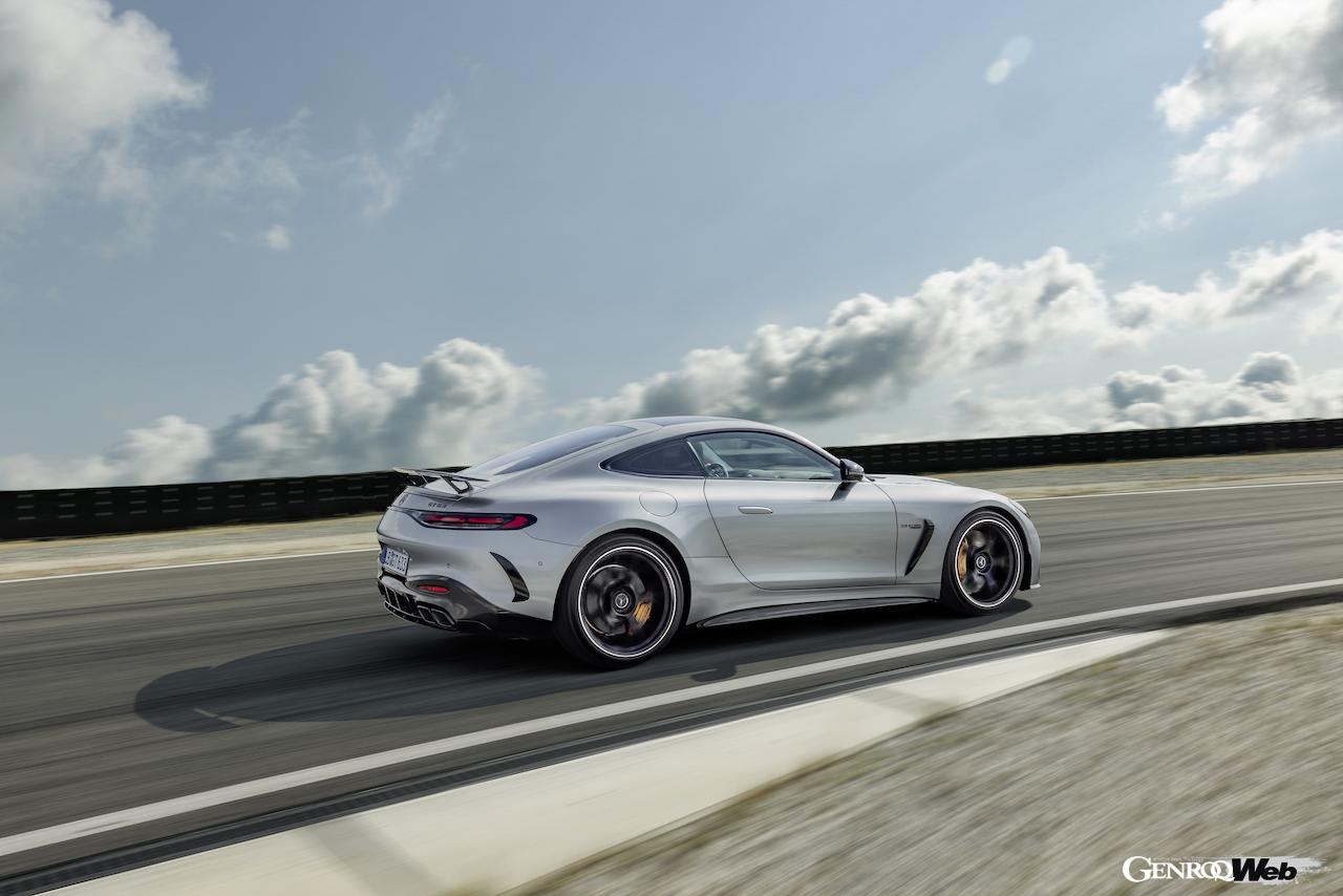 新型「メルセデスAMG GT クーペ」の走行シーン。