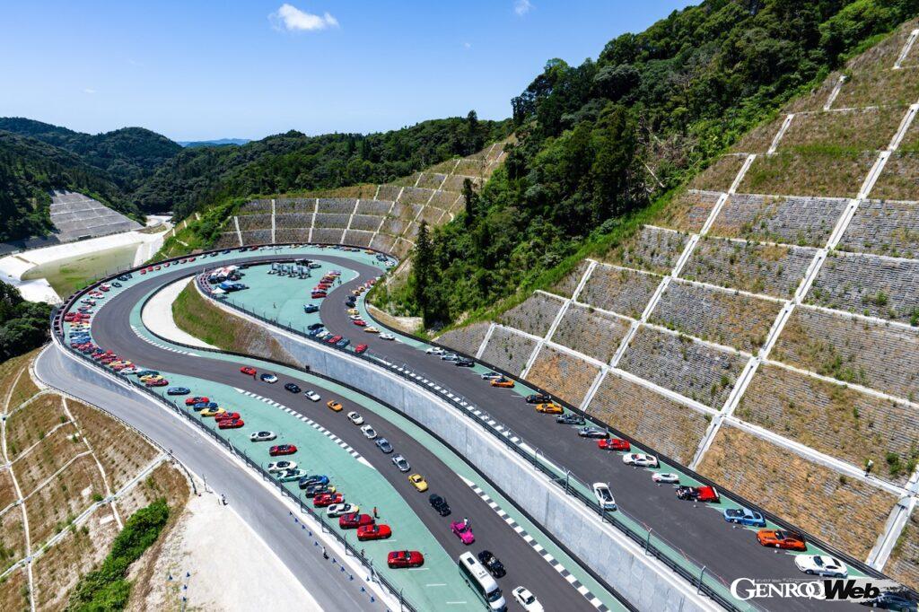 「THE MAGARIGAWA CLUB」のオープニングイベント、「房巛走巛祭 -BO SO SAI-」で行われたパレードラン。