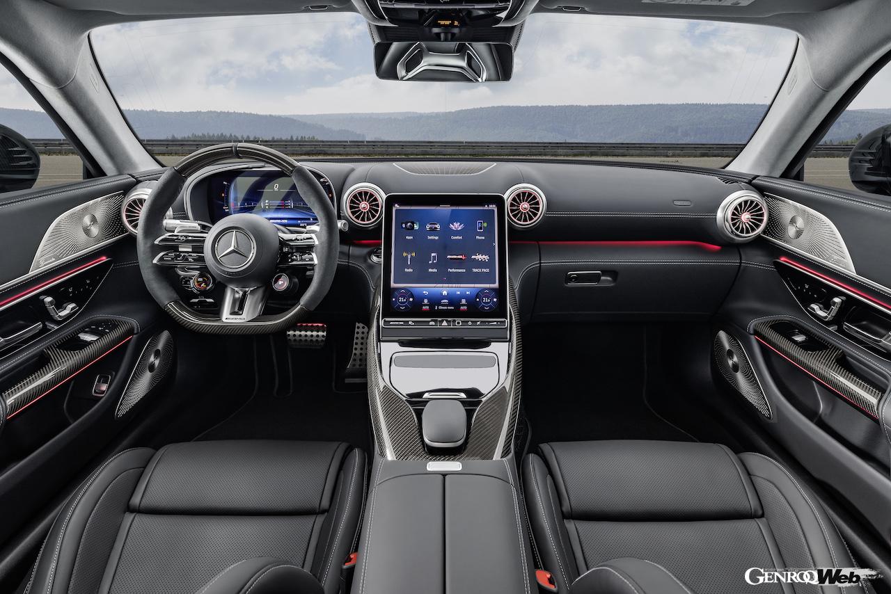 新型「メルセデスAMG GT クーペ」のインテリア。