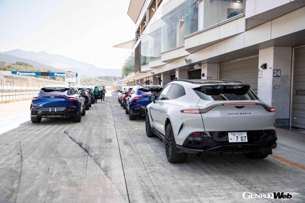 富士スピードウェイのピット前に並ぶDBX707