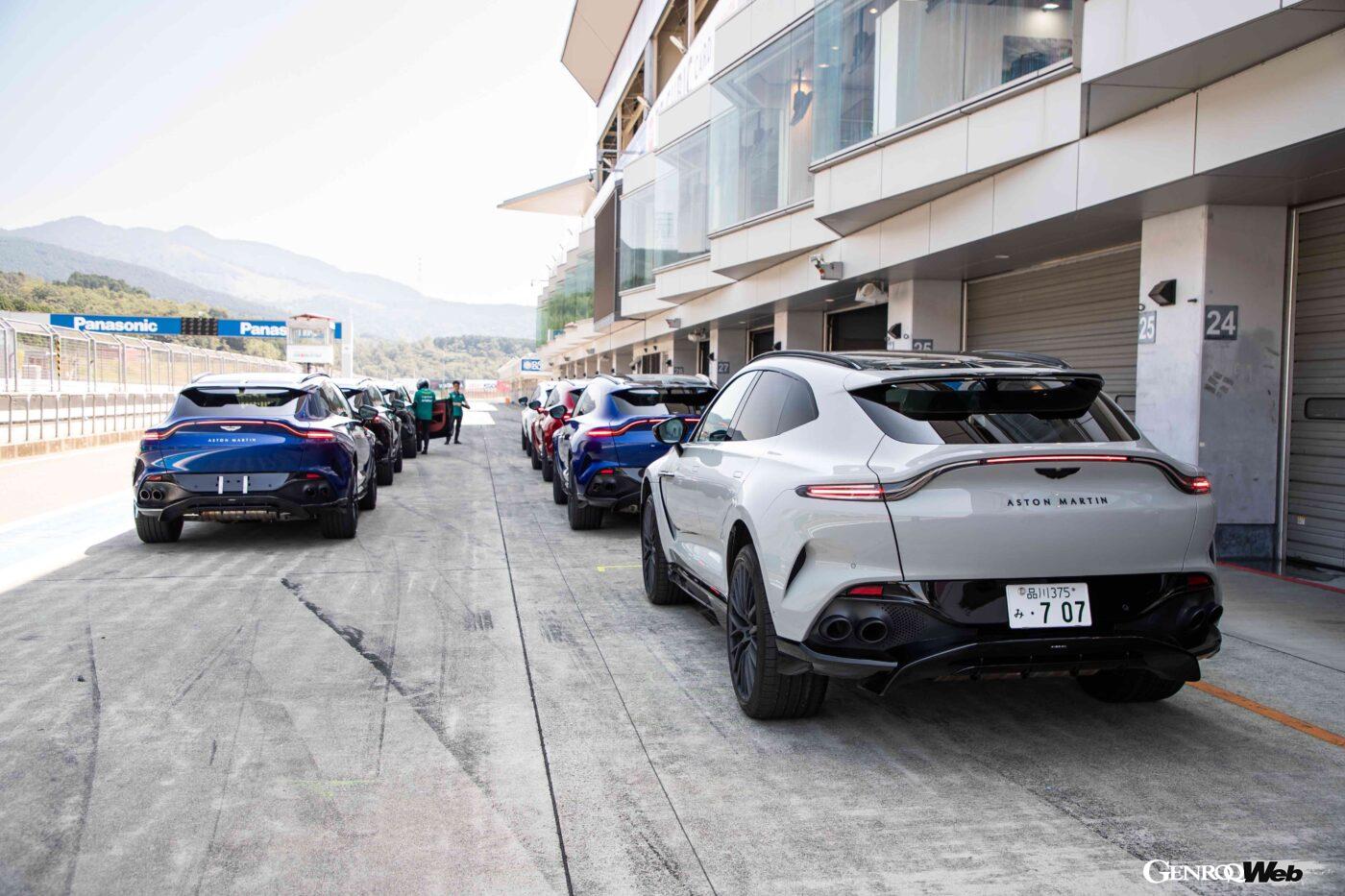 富士スピードウェイのピット前に並ぶDBX707