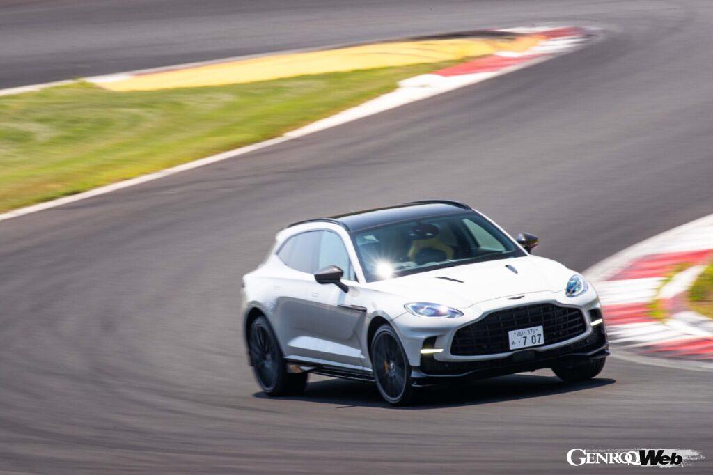 富士スピードウェイのコーナーをクリアするDBX707