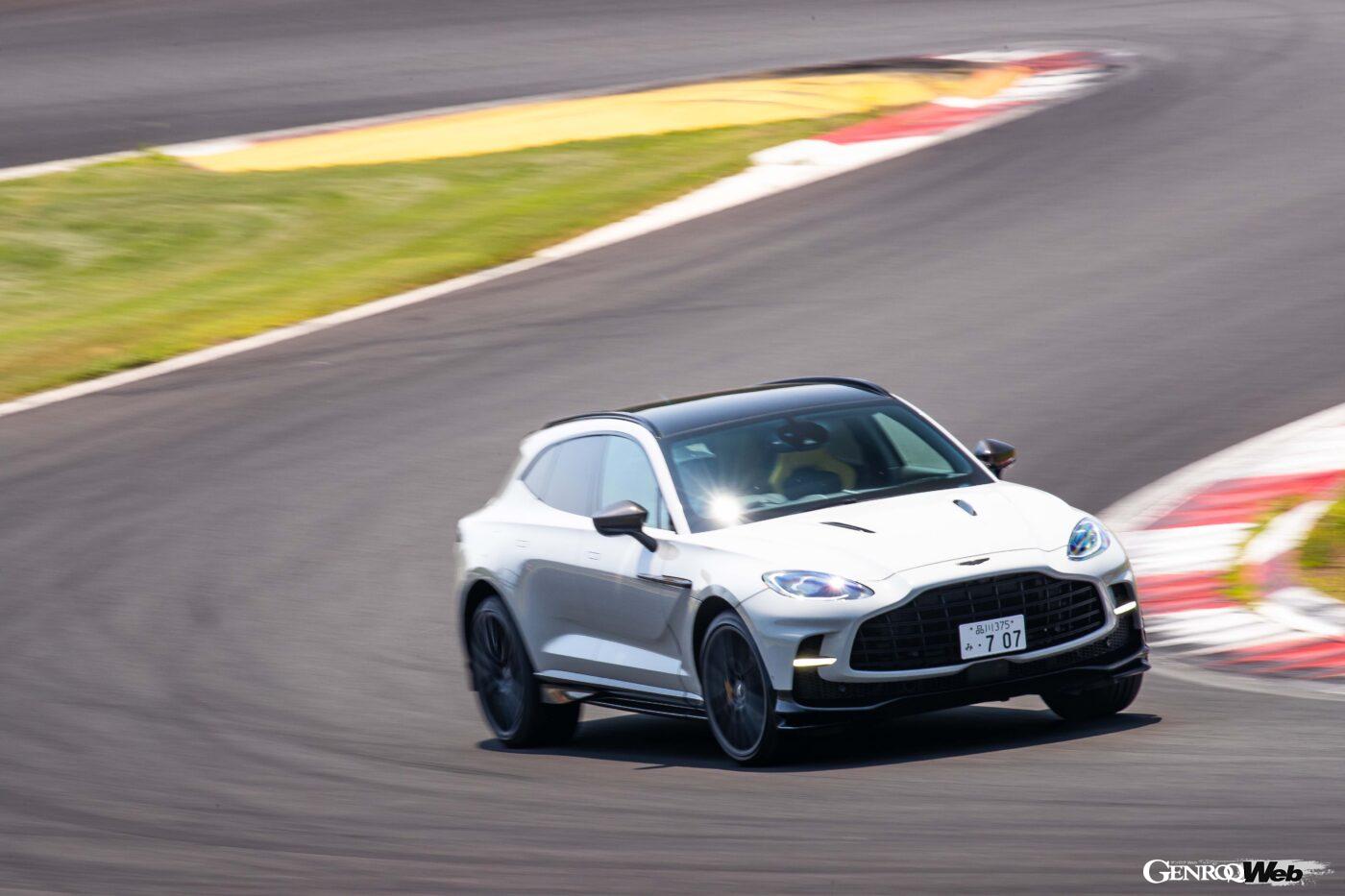 富士スピードウェイのコーナーをクリアするDBX707