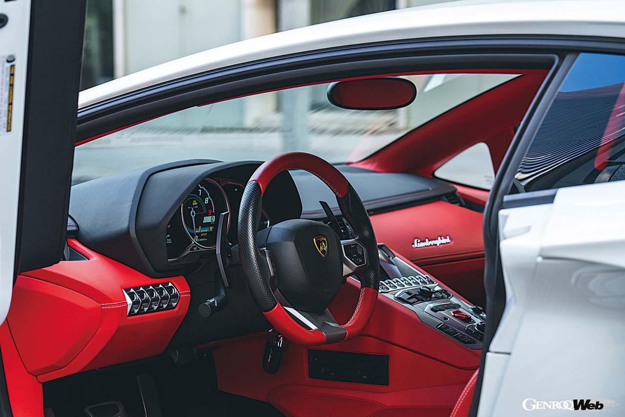 その核心はもちろん6.5リッターのV12自然吸気エンジン。赤いカバーを跳ね上げ、ボタンスイッチながらクランキングを確かめるようにスターターを押す。