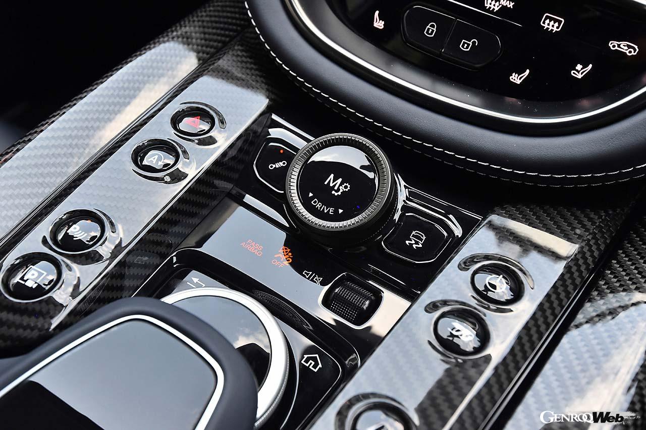 ドライブモードの変更はセンターコーンソールのダイヤルで行う。物理スイッチが多いのがDBXの美点だ。メーターはアストンマーティンらしい2眼だ。