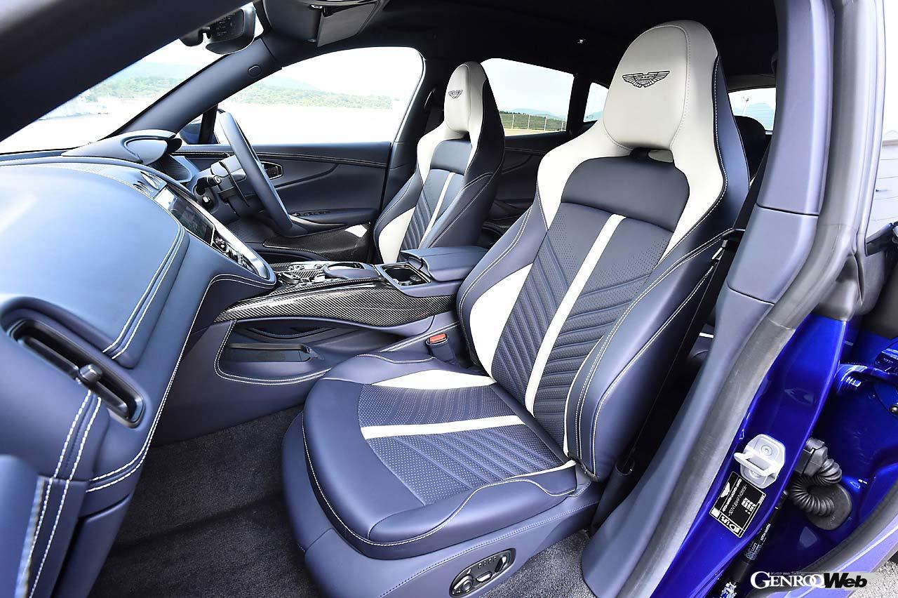 ラグジュアリーとホールド性を両立する標準装備のスポーツシート。無償オプションでコンフォートシートを選択することも可能。