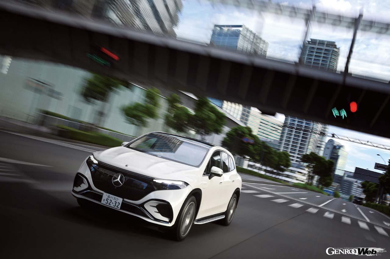 メルセデス・ベンツGLCをスケールアップしたような、クロカン・ワゴン的なシルエットのメルセデス・ベンツEQS SUV。