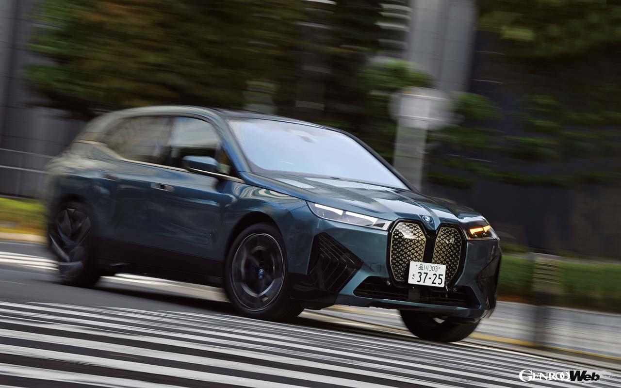 SUVというよりも、まるでステルス戦闘機かモビルスーツをモチーフしているかのように見えるBMW iX。