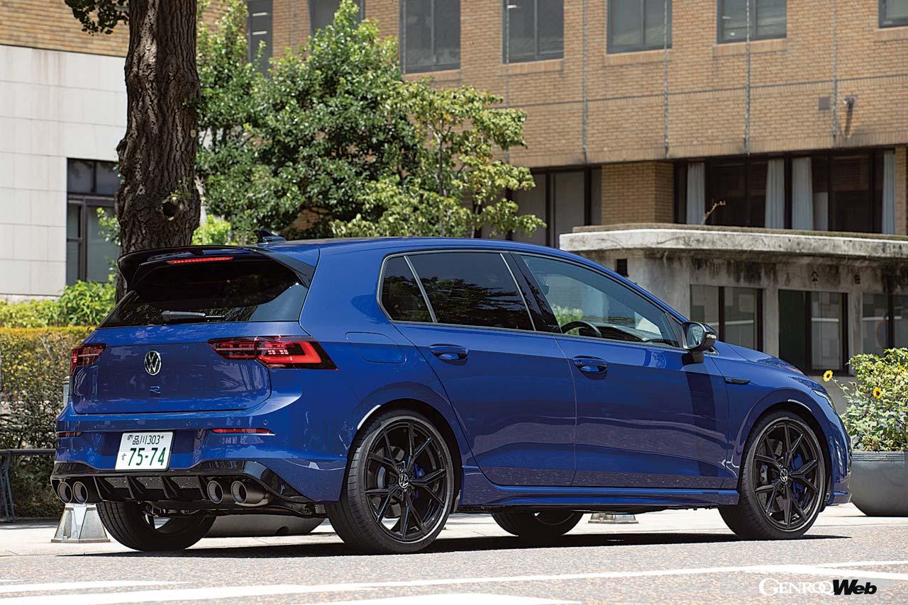 大型のリヤスポイラーが迫力のルックスを生み出す。ボディカラーは他にホワイトとブラックパールを用意。