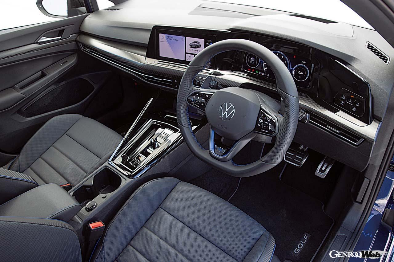 インテリアパネルはリアルカーボンとなりスポーティな雰囲気。シートはナパレザーだ。