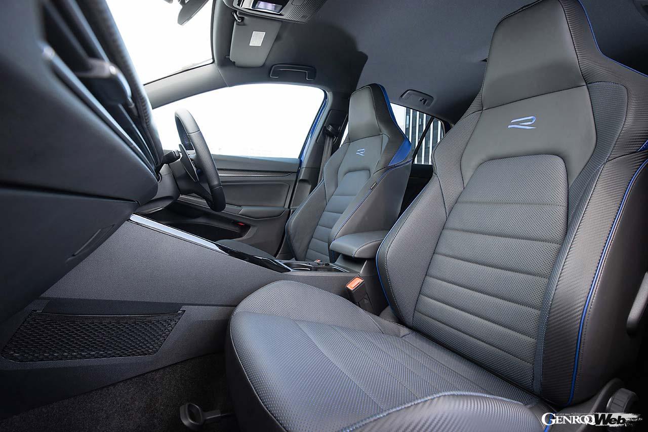 インテリアパネルはリアルカーボンとなりスポーティな雰囲気。シートはナパレザーだ。