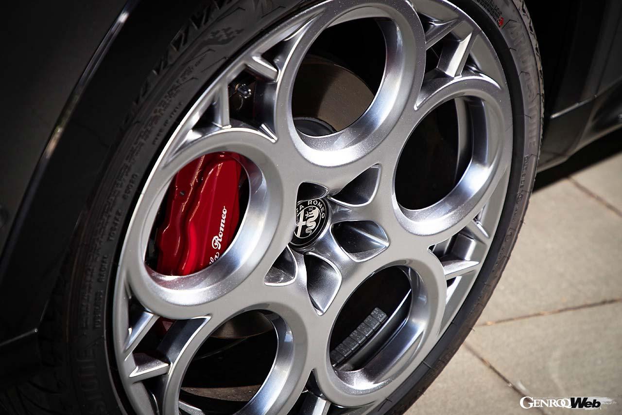 タイヤサイズは前後235/40R20となる。