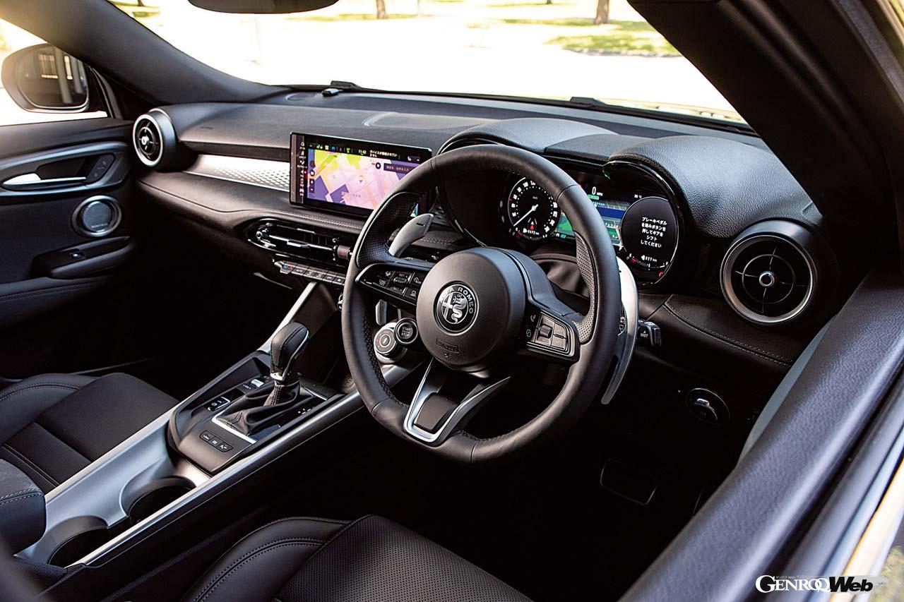 上位グレードのヴェローチェにはヒーター付きナチュラルレザーシートや巨大なシフトパドル、ステアリングヒーターが備わる。