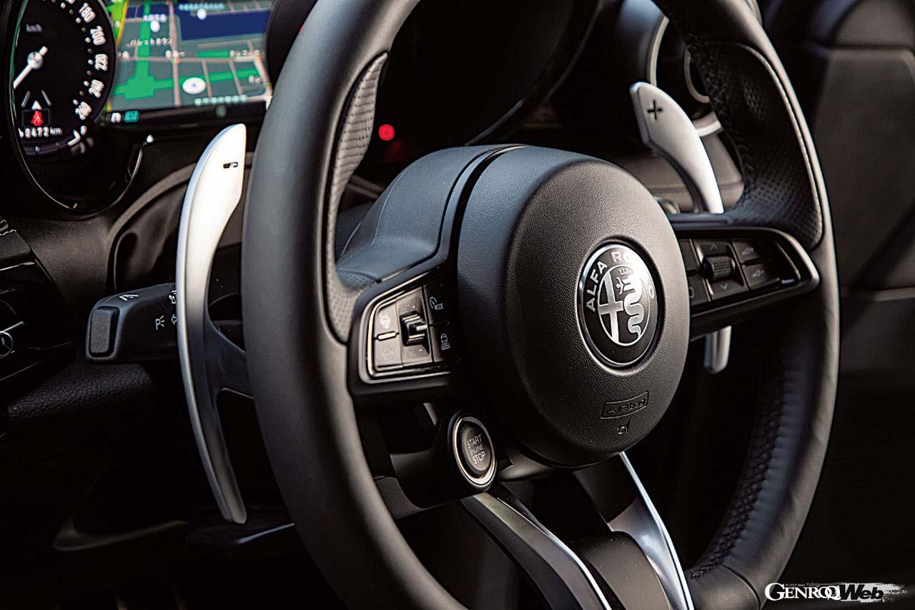 ステアリング裏にはコラム固定式のシフトパドルが備わる。アルファDNAシステムによってクルマの走行キャラクターを切り替えられる。