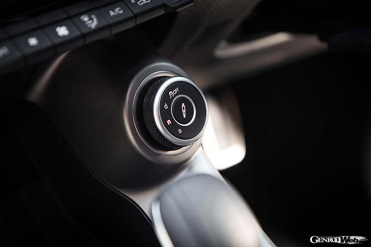 ステアリング裏にはコラム固定式のシフトパドルが備わる。アルファDNAシステムによってクルマの走行キャラクターを切り替えられる。