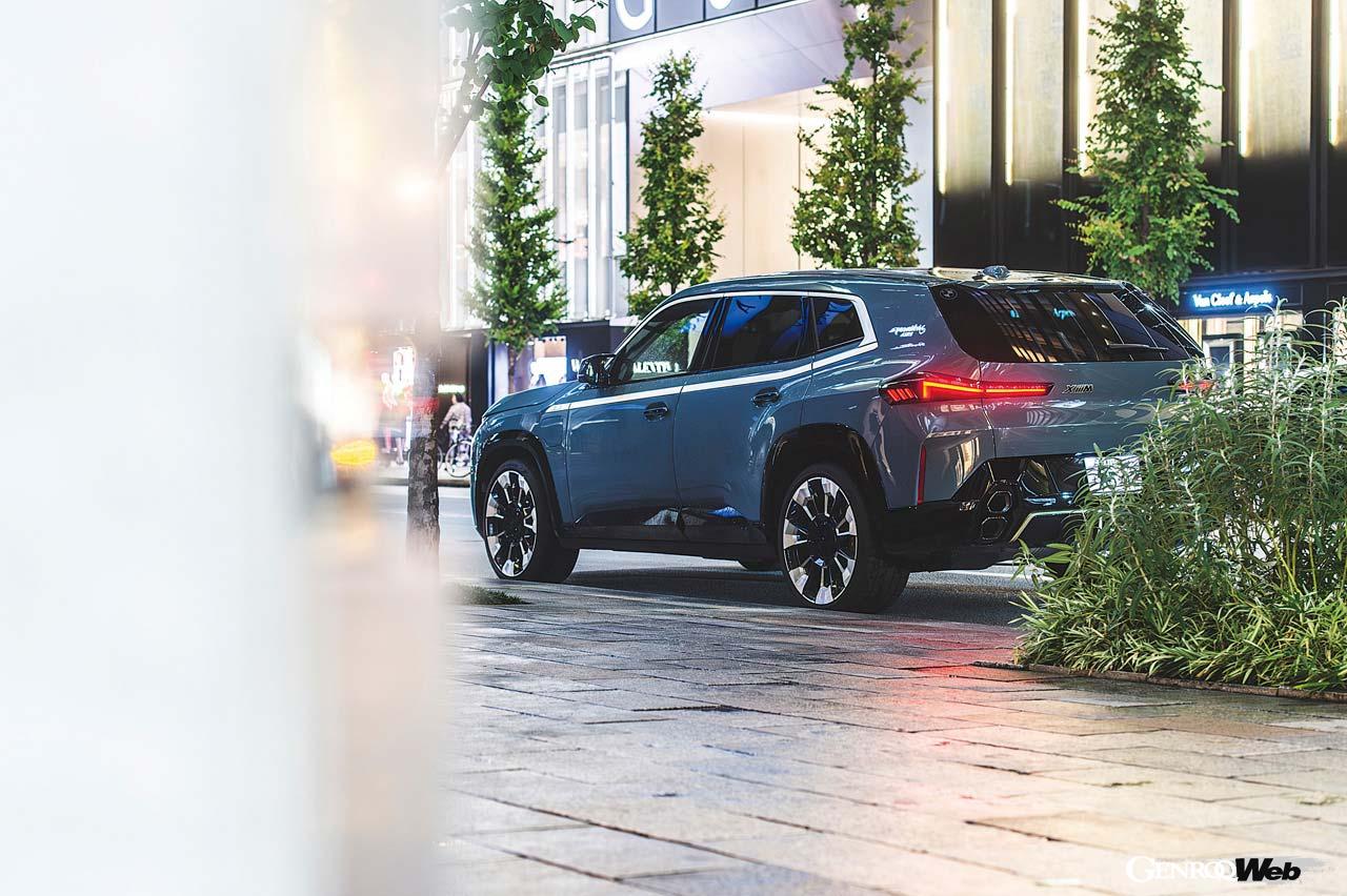 リヤエンドに2つのロゴバッジを配したM1へのオマージュとして、XMはリヤウインドウ上端左右にロゴがレイアウトされる。