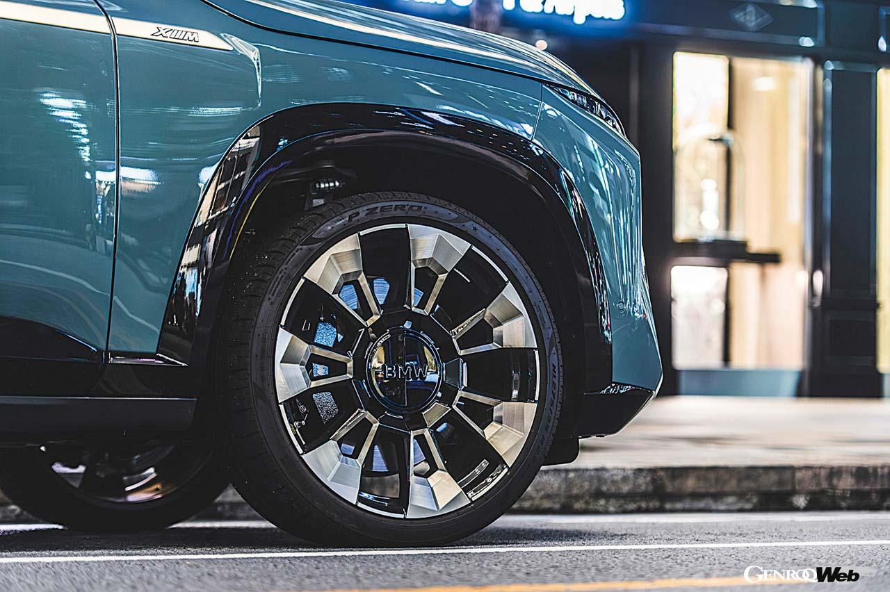 普通充電に対応する給電口は左前フェンダーに設置される。標準装着されるタイヤは前後とも23インチ（！）のピレリPゼロとなる。XMのハイパワーを容易に受け止めるタイヤだ。