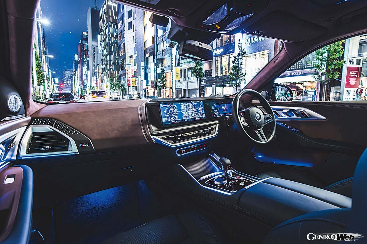 12.3インチのインフォメーションディスプレイと14.9インチのコントロールディスプレイで構成されるM専用カーブドディスプレイ。